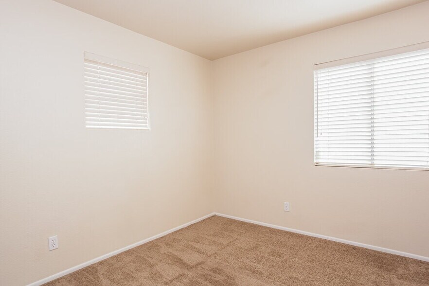 Building Photo - 2413 Bloomington Dr