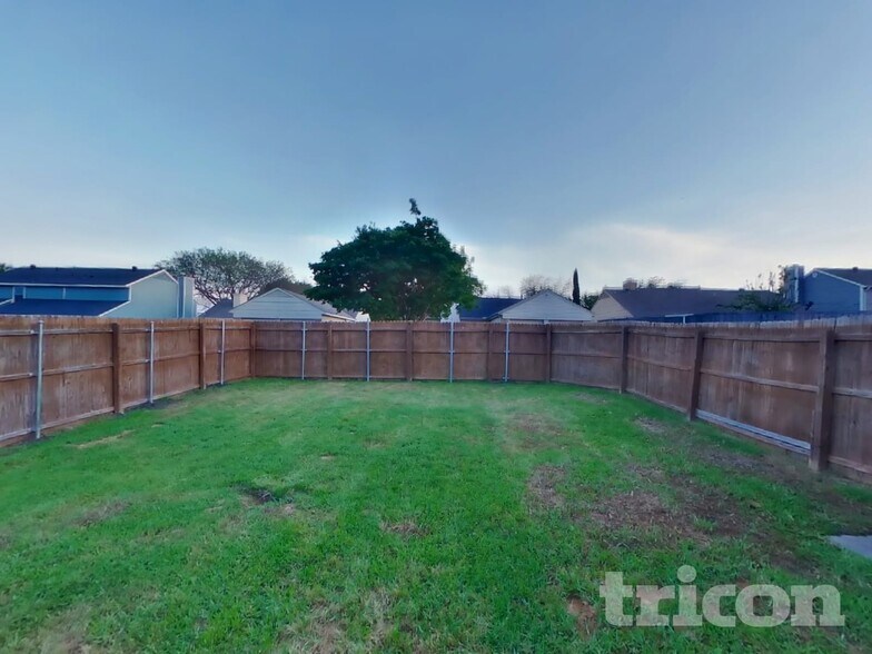 Building Photo - 300 Ripplewood Dr
