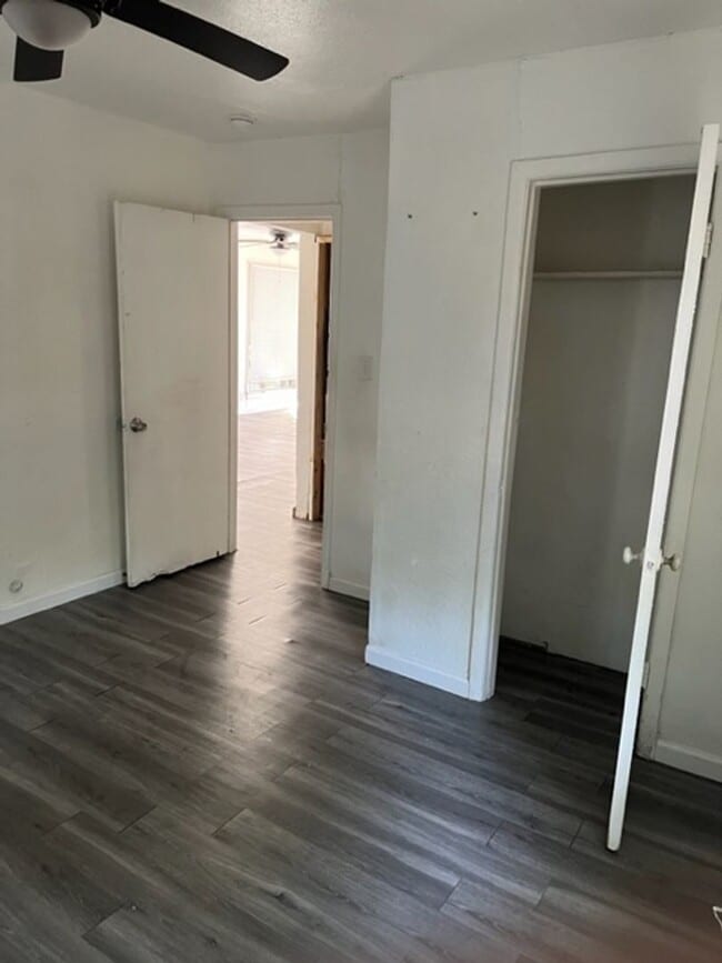 Building Photo - 3 bed 1 bath ready now