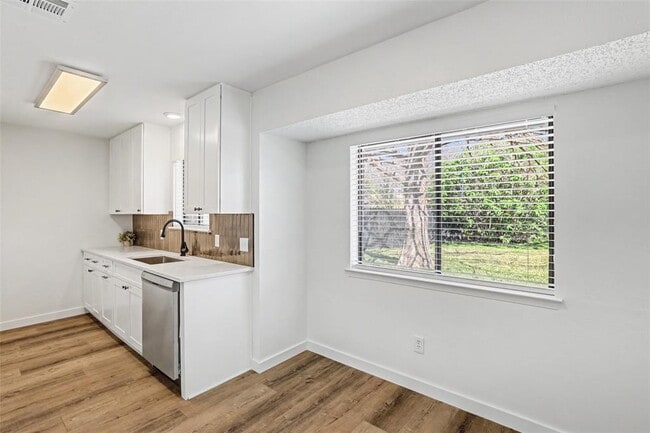 Building Photo - 1403 Greenfield Dr