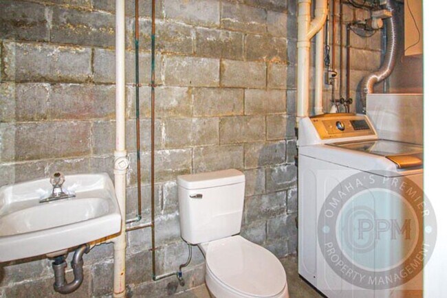 Building Photo - Spacious 3 Bedroom / 3 Bathroom Home!