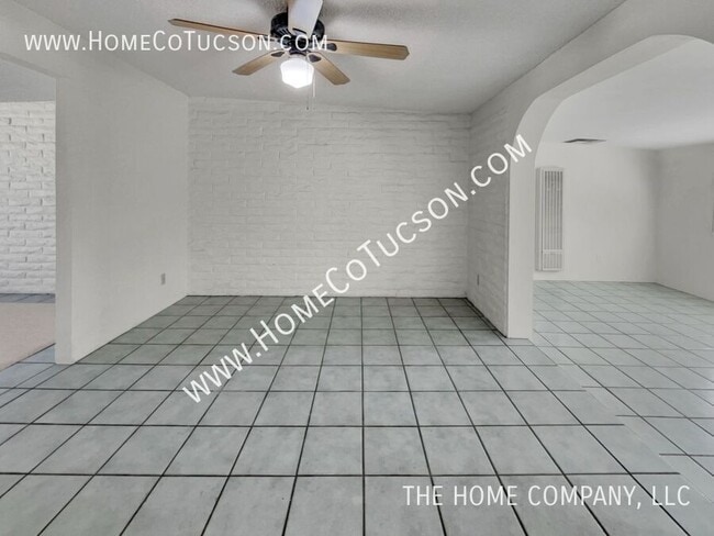 Building Photo - 8905 N Hickory Dr