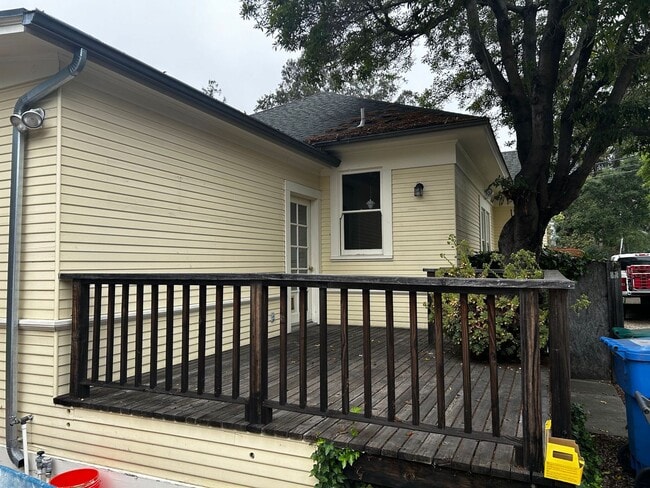 Building Photo - 2bd/2ba house with a garage available on Pismo Street.