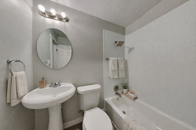 Building Photo - Charming 3 Bed Home with Fenced Yard in Tampa, FL