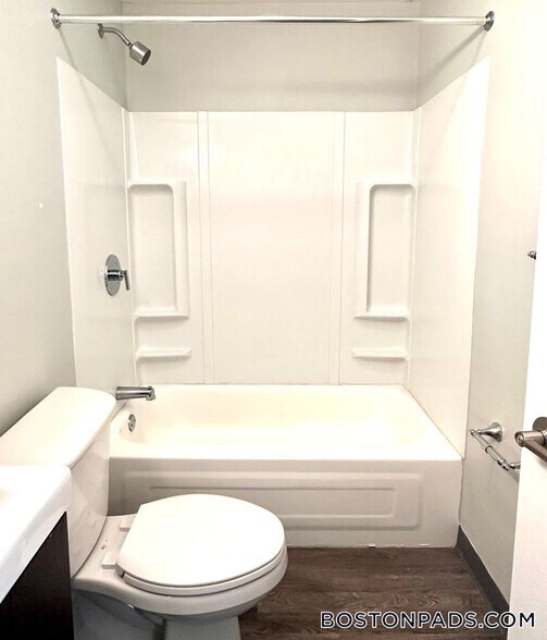 Building Photo - 507 Main St