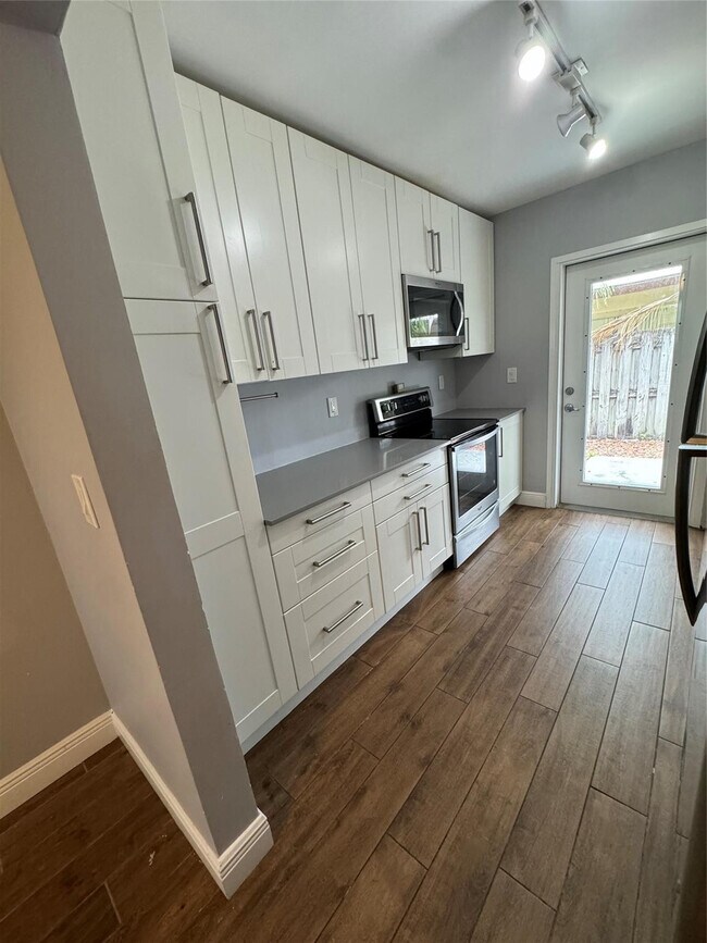 Building Photo - 315 SE 23rd Ave