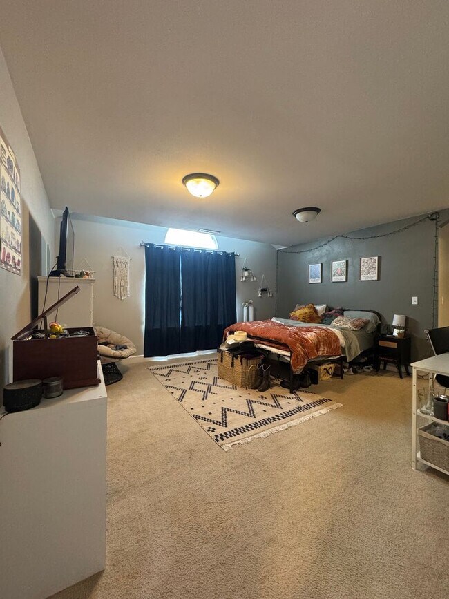 Building Photo - HUGE PET FRIENDLY Rental
