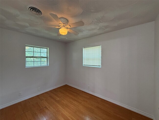Building Photo - 211 Skyway Dr