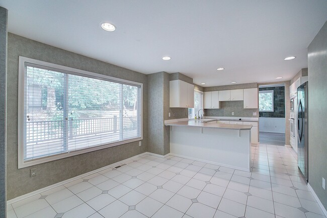 Building Photo - 4Bd/2.5Ba Sammamish Home