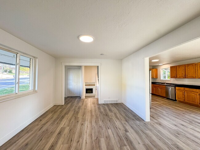 Building Photo - 1340 E Navajo Dr