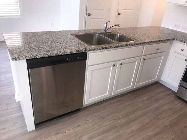 Building Photo - Beautiful home with great amenities!