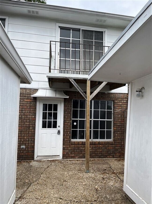 Building Photo - Updated Townhome for lease | 10009 Smither...