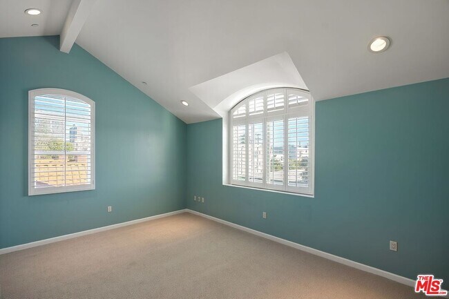 Building Photo - 1625 Granville Ave