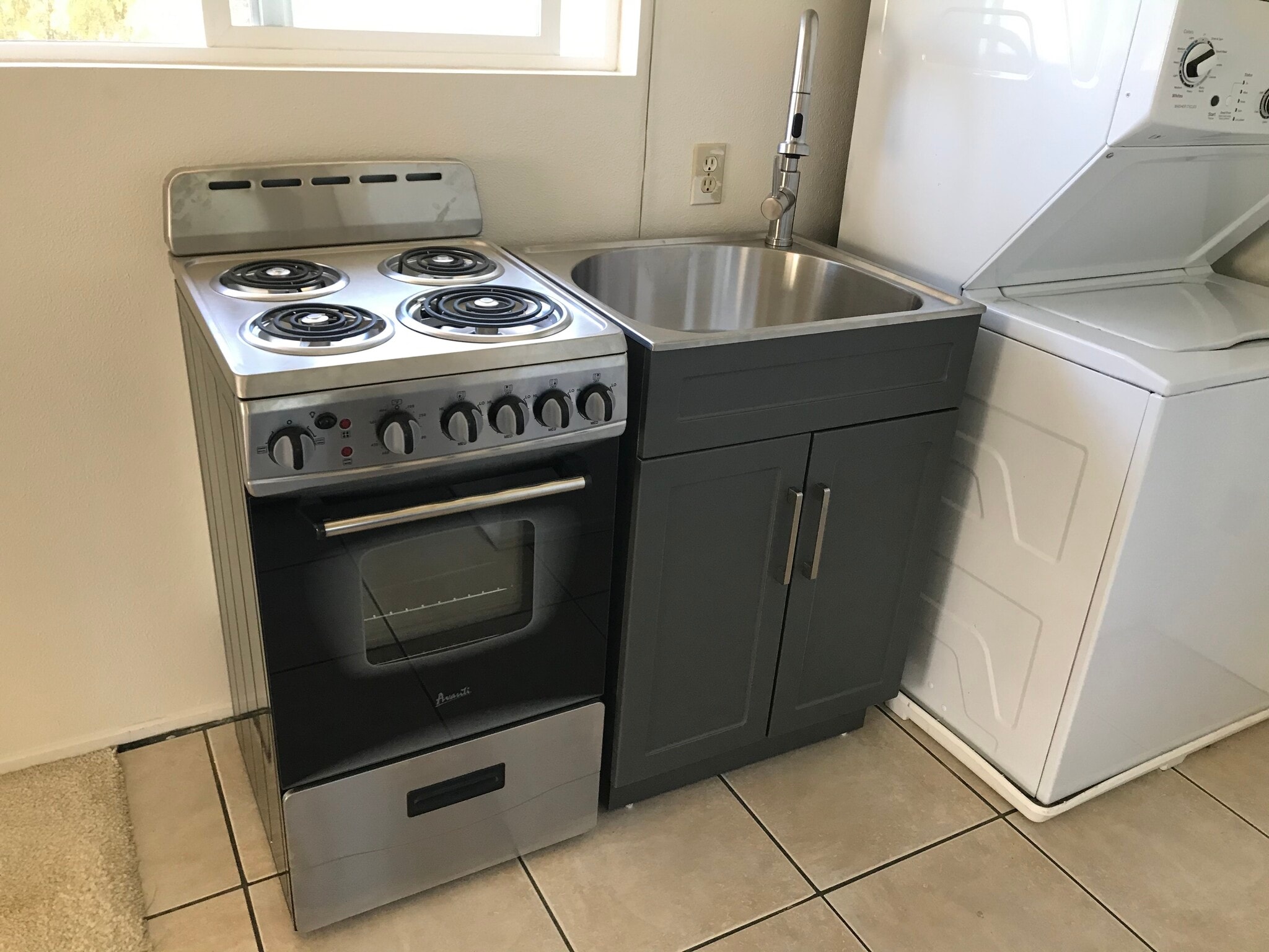 New stainless-steel kitchen appliances - 572 Plumosa Ave