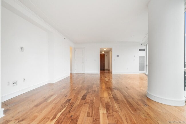 Building Photo - 1 Renaissance Square