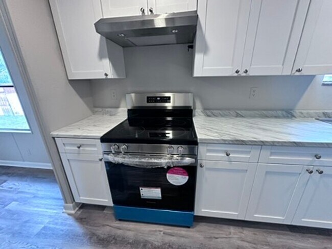 Building Photo - Beautiful Fully Remodeled Home with Large Yard and Primary Suite Bath