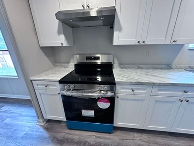 Building Photo - ***TWO WEEKS FREE*** Beautiful Fully Remodeled Home with Large Yard and Primary Suite Bath