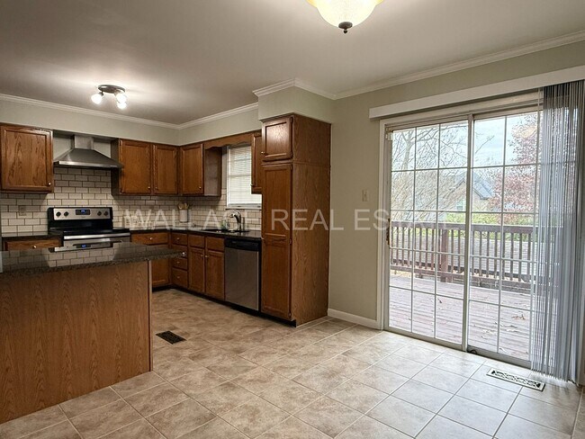 Building Photo - 4 BEDROOM, 3.5 BATHROOM HOME IN BEXHILL!