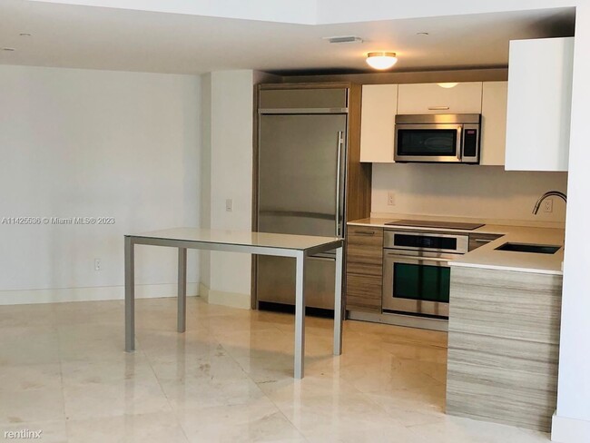 Building Photo - 2 br, 2 bath Condo - 1300 Brickell Bay Dr