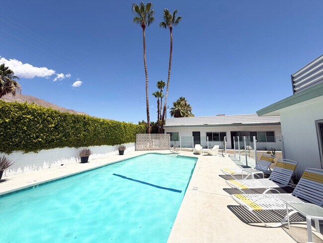 Building Photo - AVAILABLE NOW!! Studio Apartment in Palm Springs!!