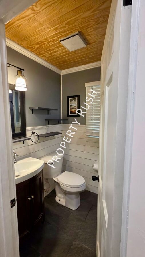 Building Photo - 3229 Westonia Dr