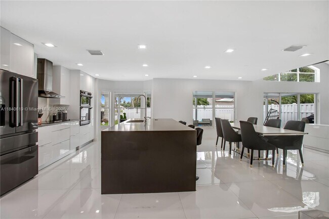Building Photo - 3432 SW 49th St
