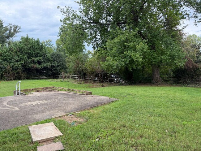 Building Photo - 9220 Quintana Dr