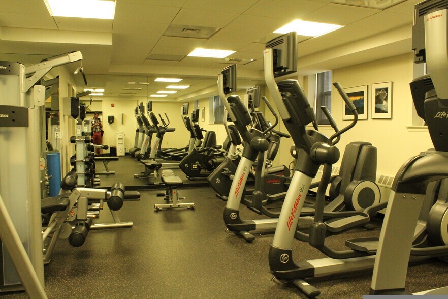 Building Photo - 11 Camelot Ct