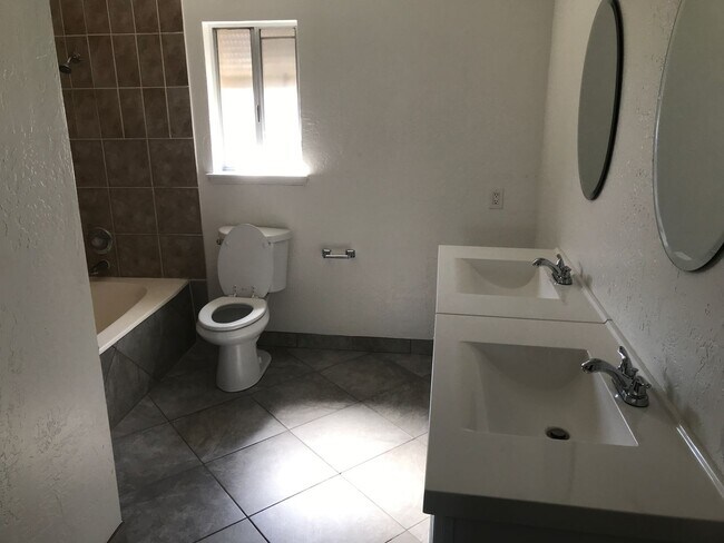 Building Photo - 2 Story, 5 Bedrooms, 2.5 Bathroom, Pool