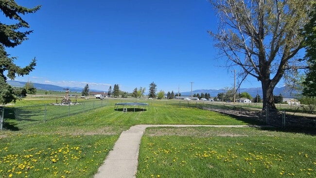 Building Photo - Losleben- House with large yard fully furnished Available Nov 1st - May 31st