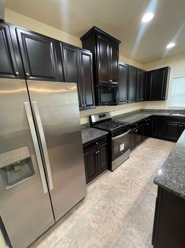 Building Photo - Gorgeous 3 BD/ 2.5 BA Townhouse Available ...