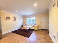 Building Photo - 722 Banta Pl