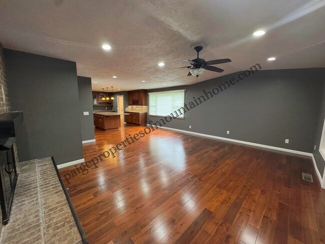 Building Photo - 4 Bed/2 Bath Home in Village Green