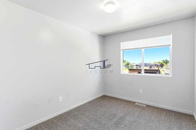 Building Photo - Fantastic West Haven Townhome for Lease!