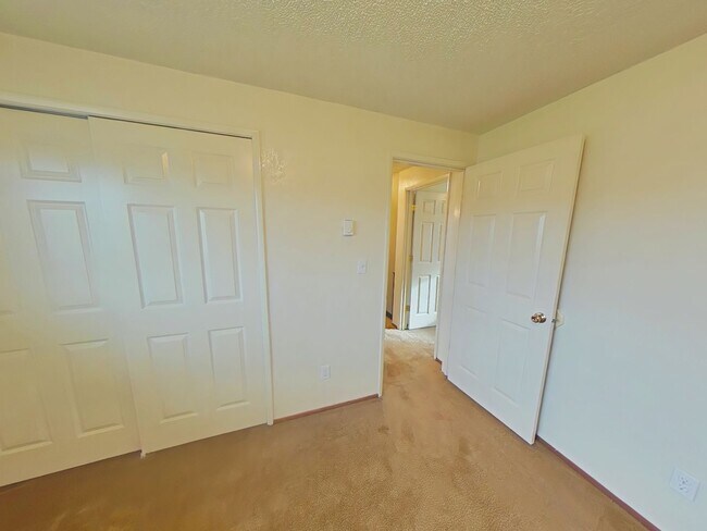 Building Photo - 2 Bedroom Apartment ~ Philomath ~ Small Pet Friendly