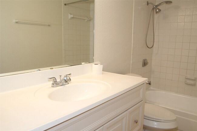 Building Photo - 2425 Holly Hall St