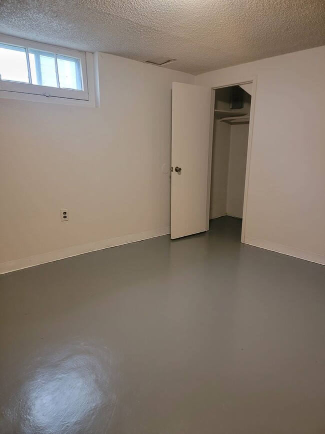 Building Photo - **APPROVED APPLICATIONS**  2 bed 1 bath single family home