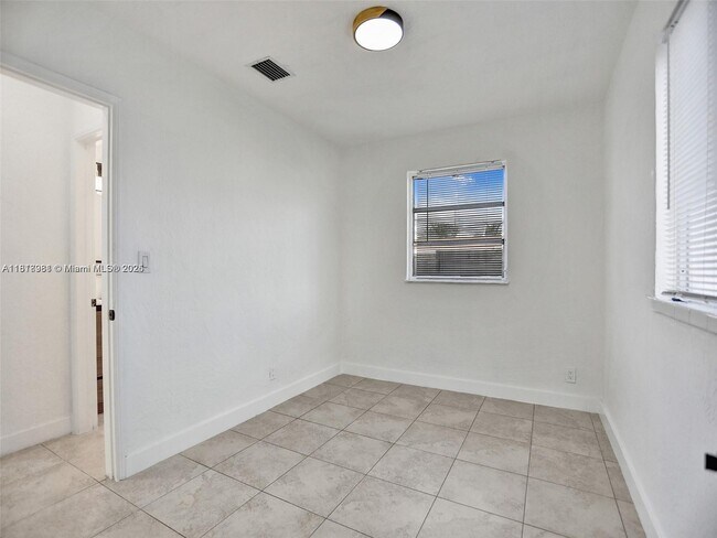 Building Photo - 708 N 20th Ave