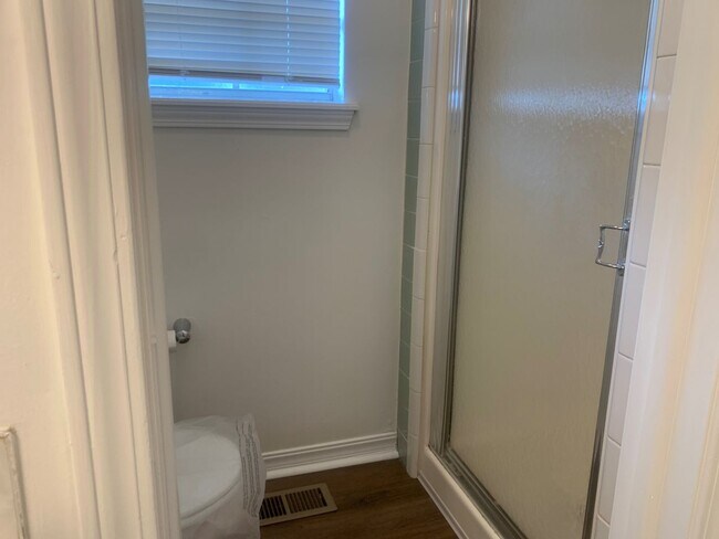 Building Photo - Come check out this super clean 3 bed, 2 b...