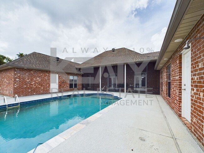 Building Photo - Three Bedroom Home in Sunset!