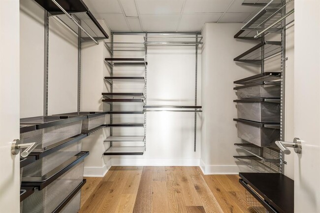 Building Photo - 603 Davis St