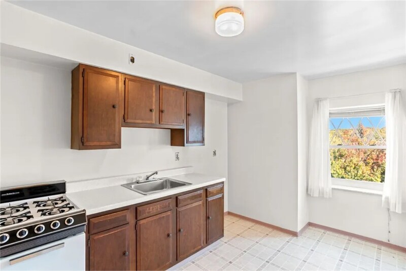 Building Photo - 3437 Parkview Ave