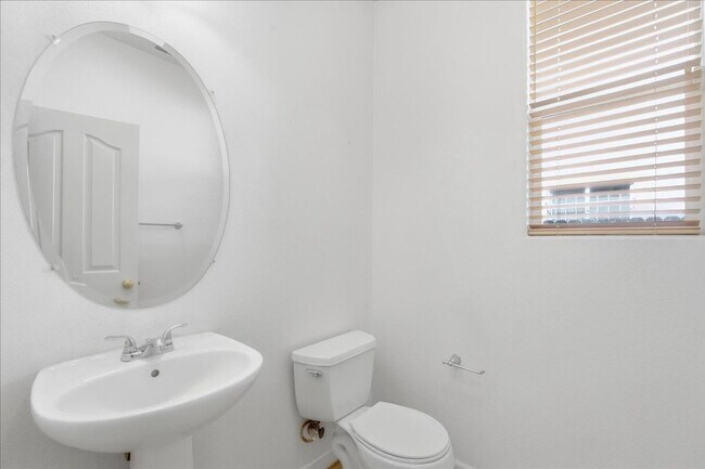 Building Photo - 2803 Crested St