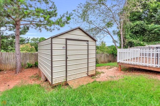 Building Photo - Charming 3 bedroom 2 bath Ranch style home...