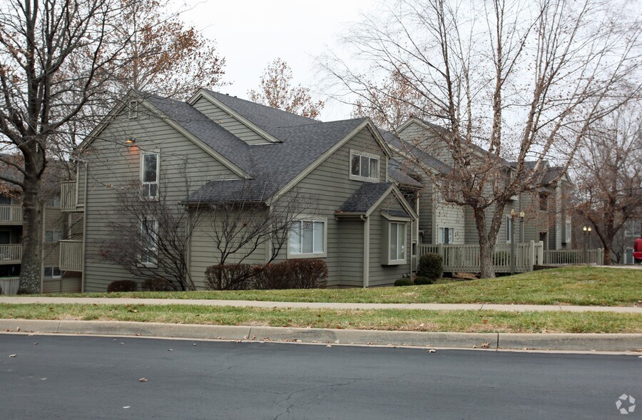 The Retreat at Woodlands Apartments 510 E 101st St Kansas City MO