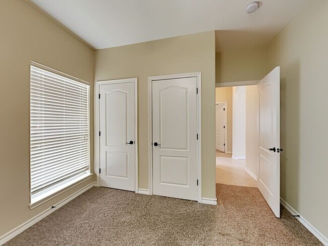 Building Photo - No Application Fee* $500 off first months ...