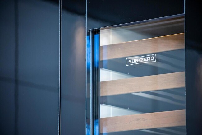 Building Photo - 6587 N Palmeraie Blvd