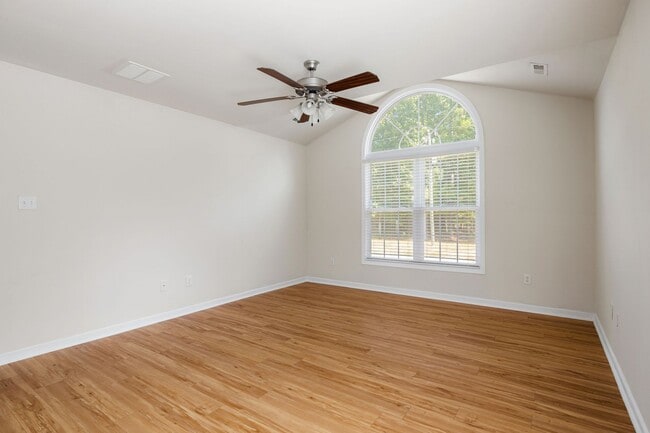 Building Photo - Recently Renovated 3 Bedroom Home in North...