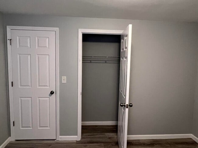 Building Photo - Updated bi-level!