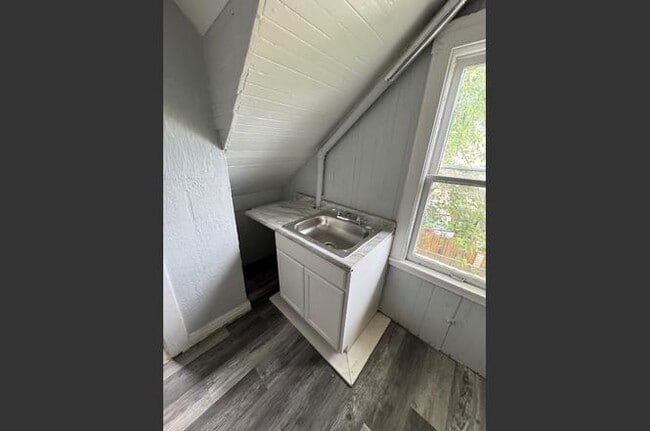 Building Photo - 3124 W 11th Pl